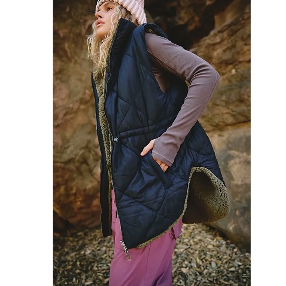NWT Free People Venture On Reversible Fleece Puffer Vest Black Green - Picture 5 of 9